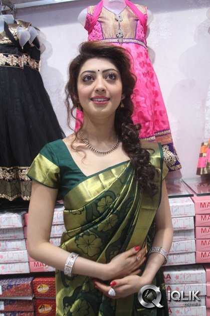 Pranitha-Launches-RS-Brothers-Showroom
